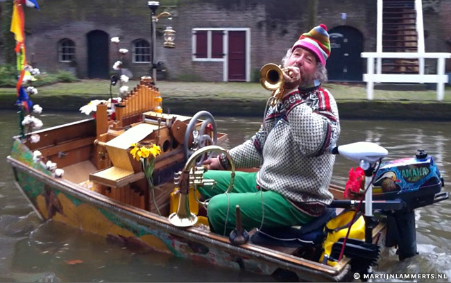 Reinier Sijpkens en zijn muziekboot Notendop
